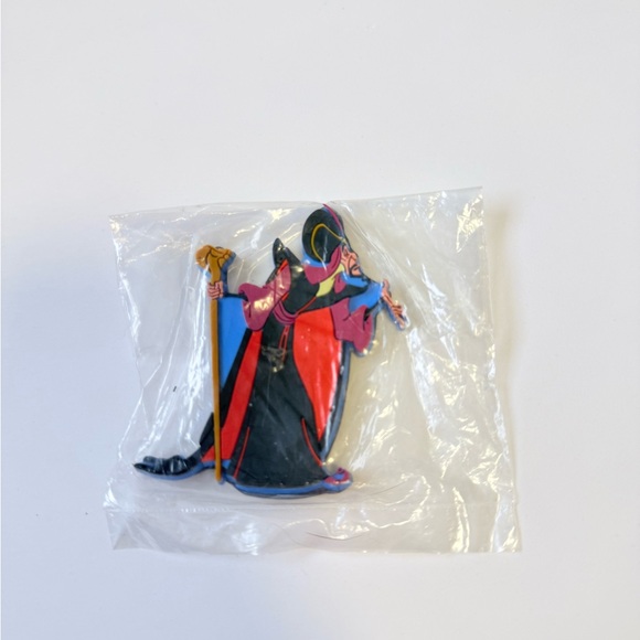 Vintage Disney Aladdin Cast Member Movie Release Bundle- Pins Keychains Magnets - Picture 4 of 12